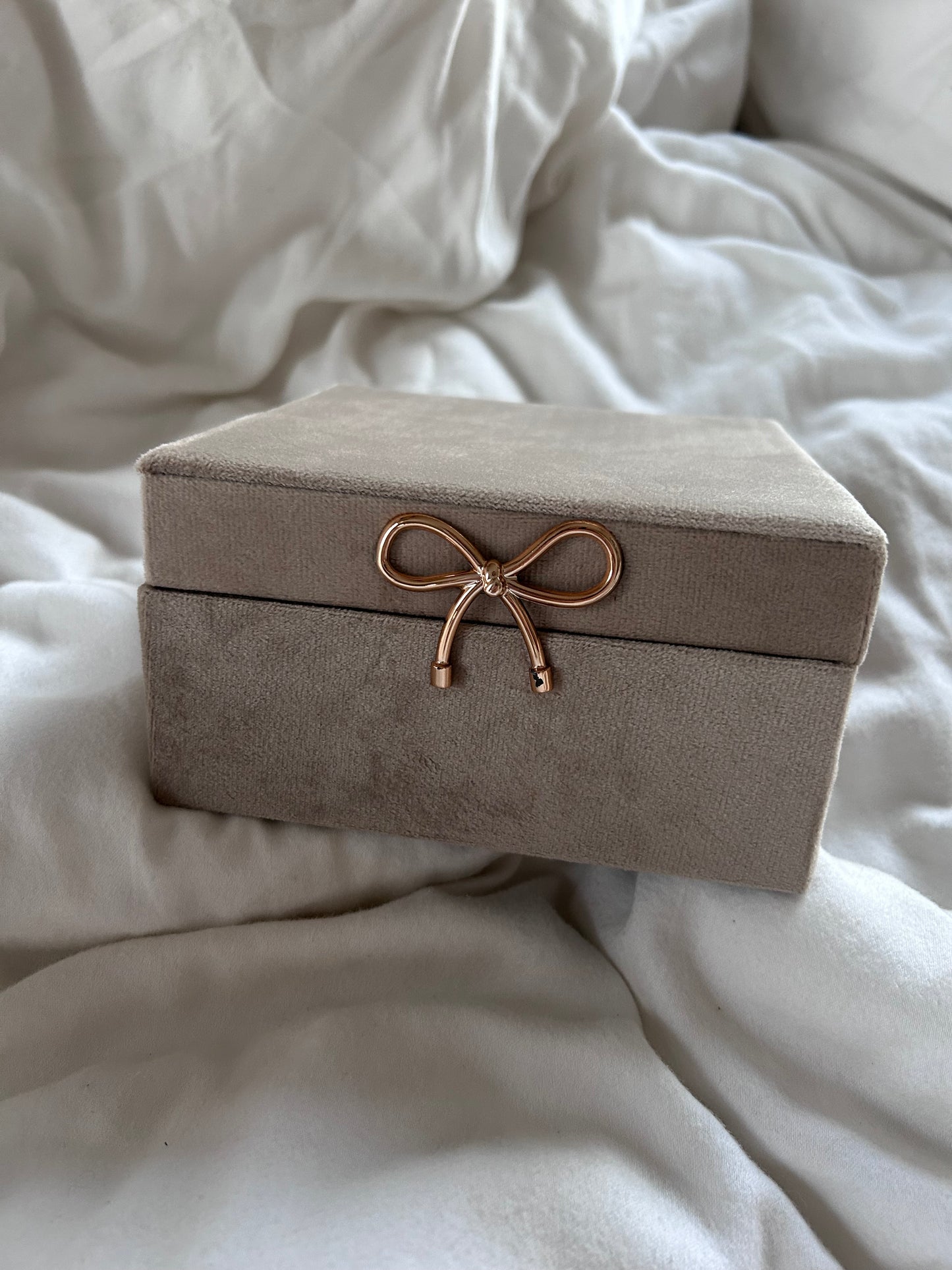 “Velvet bow” jewellery case