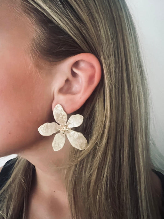 'Beige flower' oorbellen