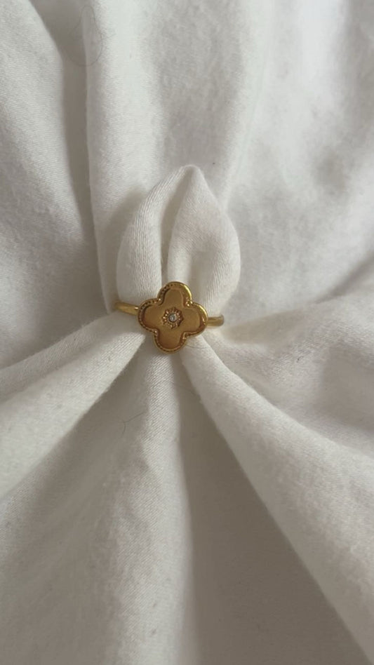 'Shiny clover' ring