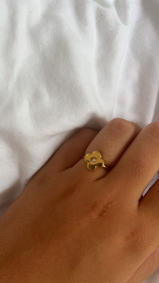 'Shiny clover' ring