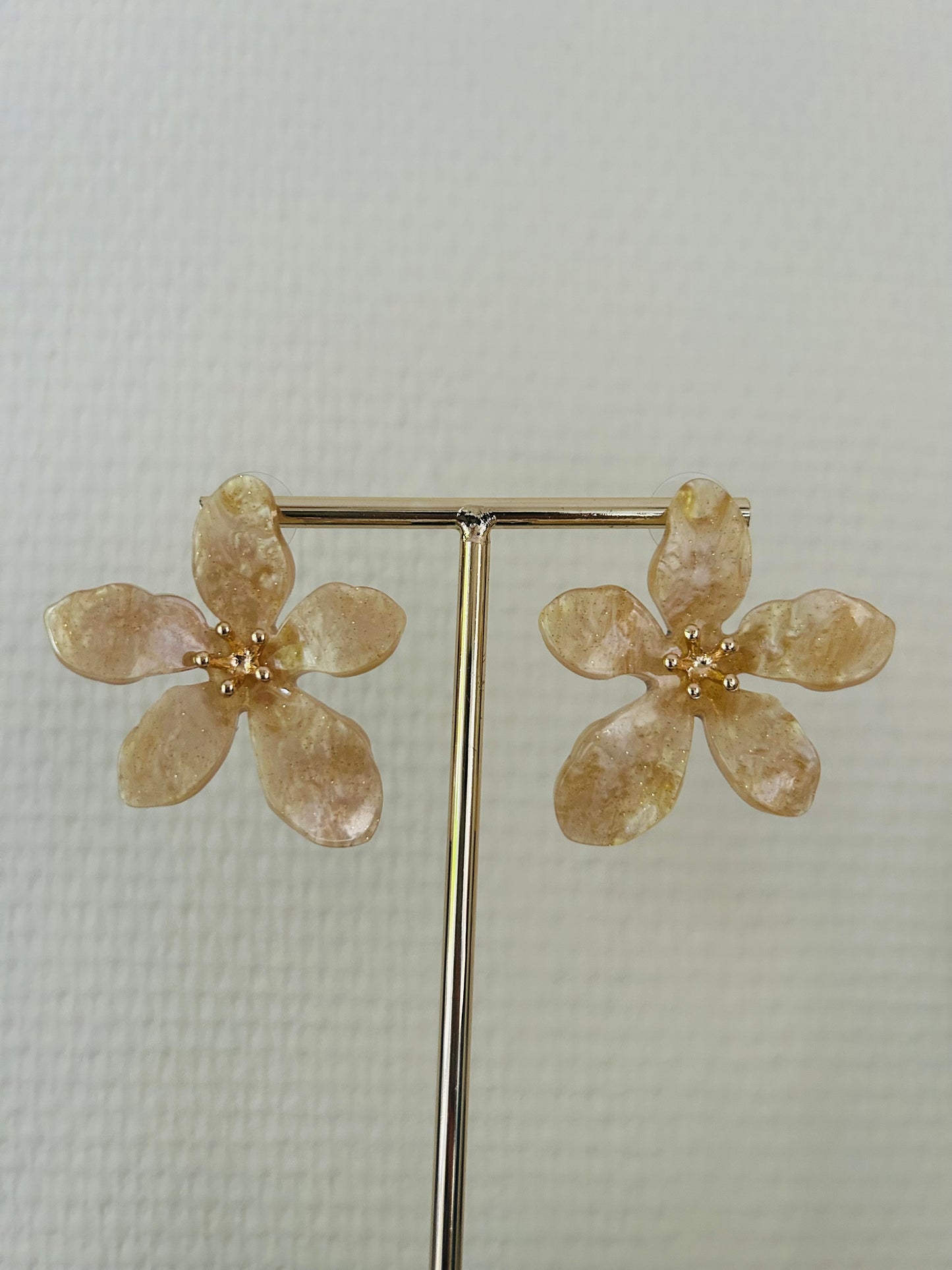'Beige flower' oorbellen