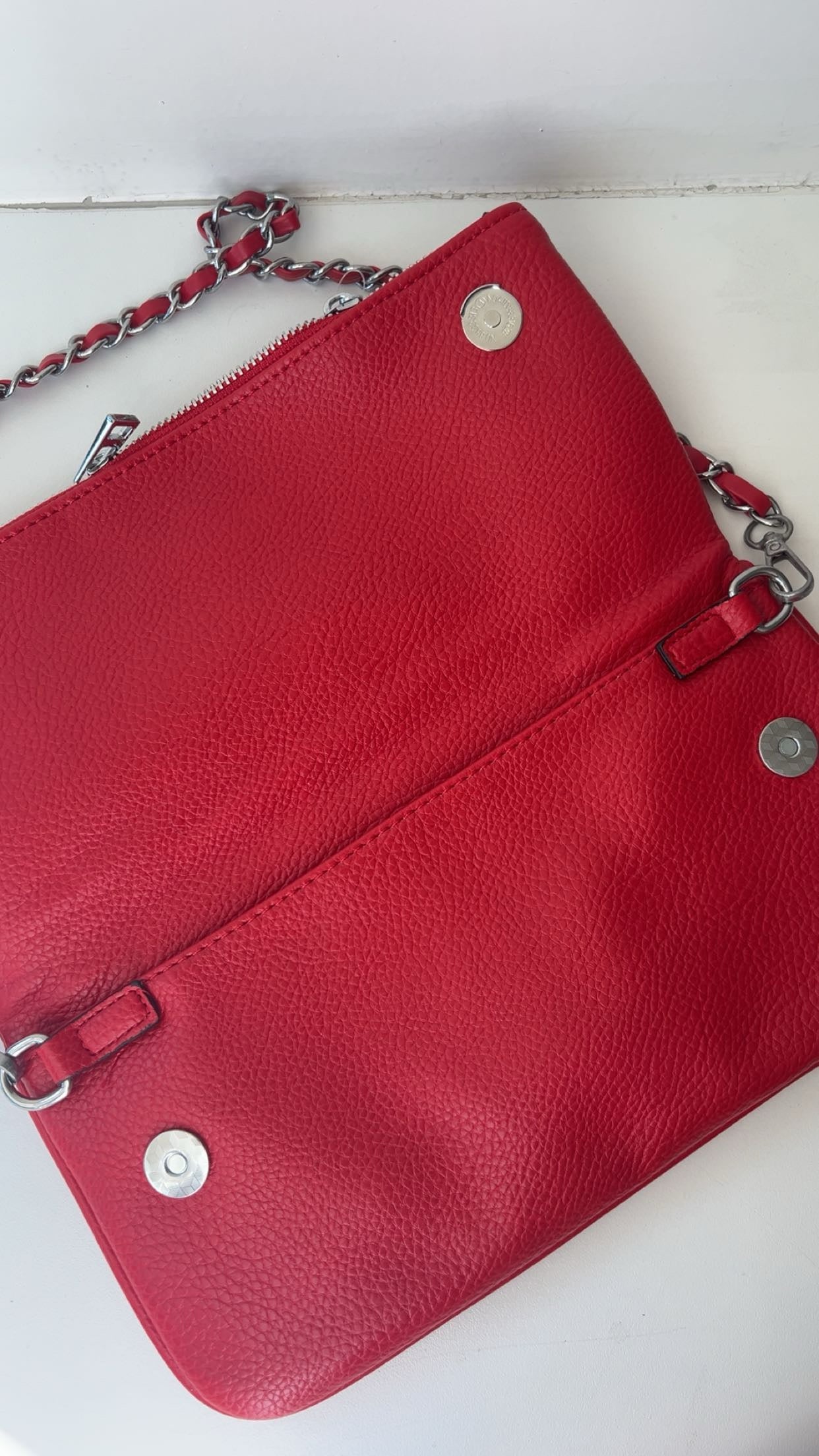 “Wing bag” cherry red