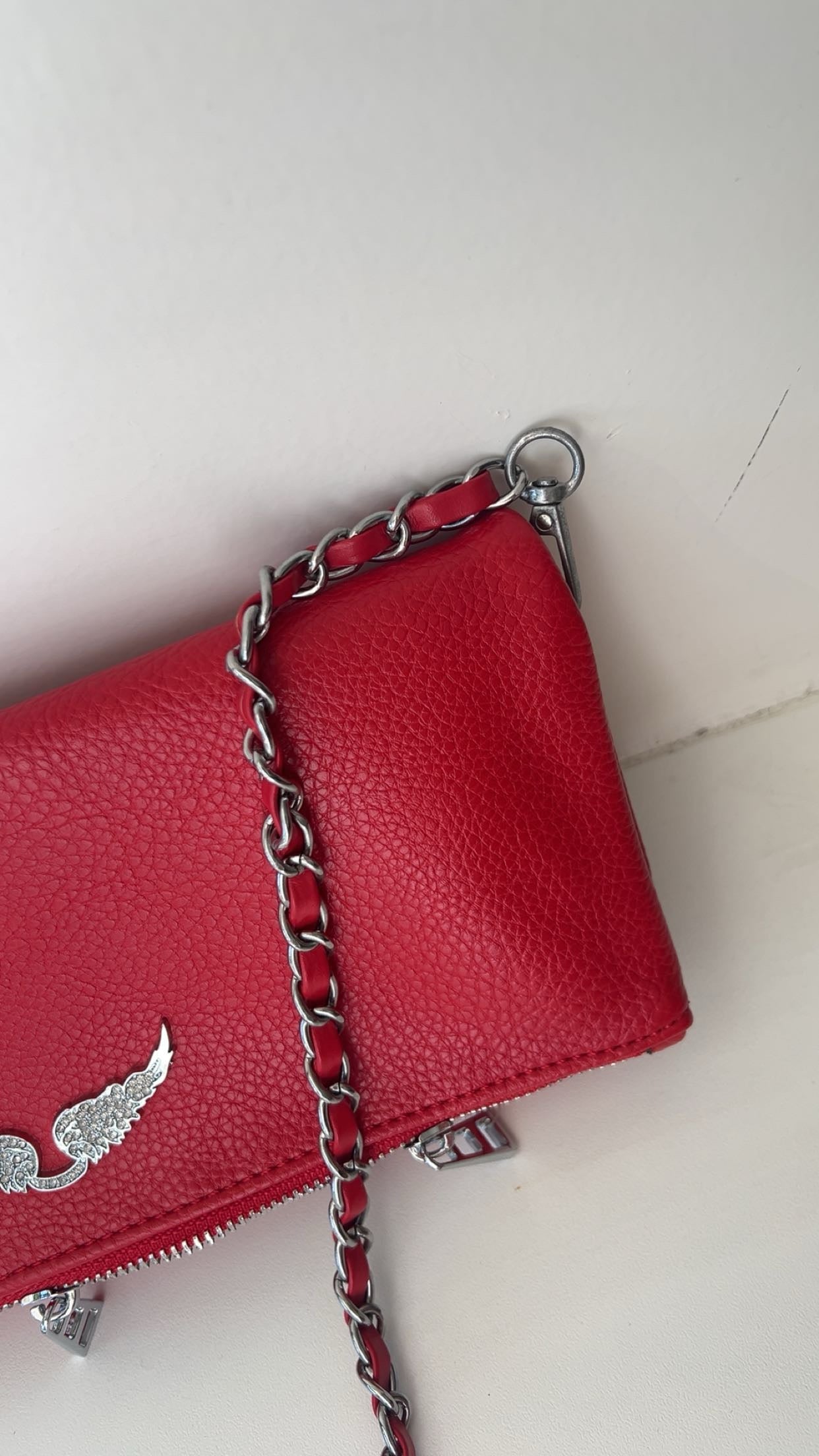 “Wing bag” cherry red