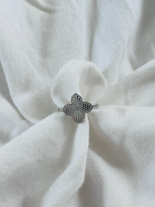 'Pretty clover' ring