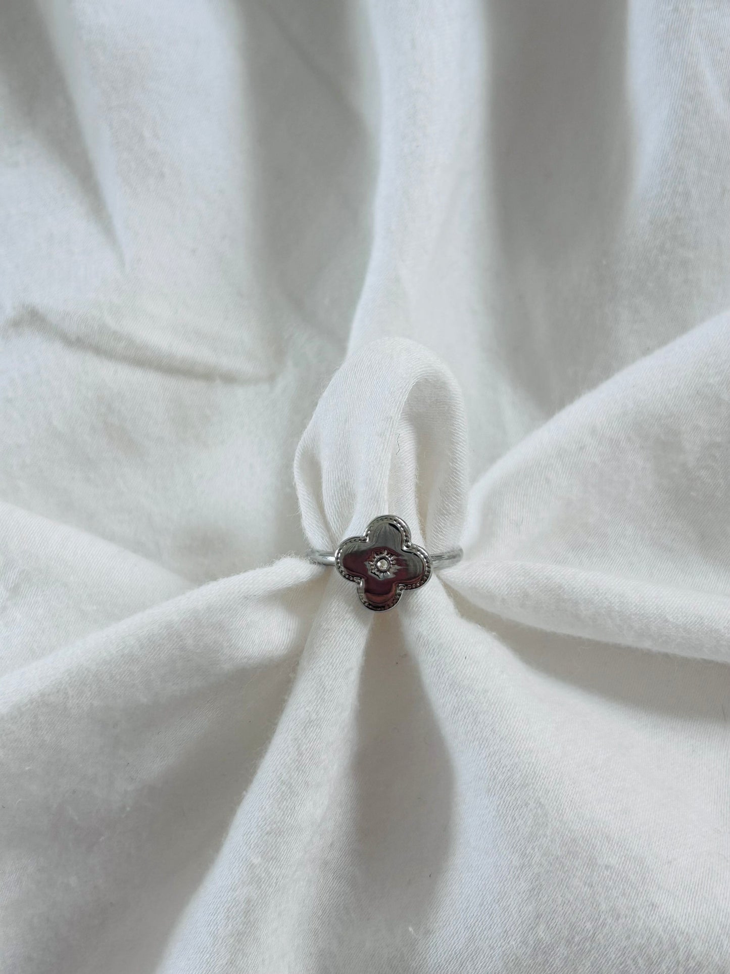 'Shiny clover' ring
