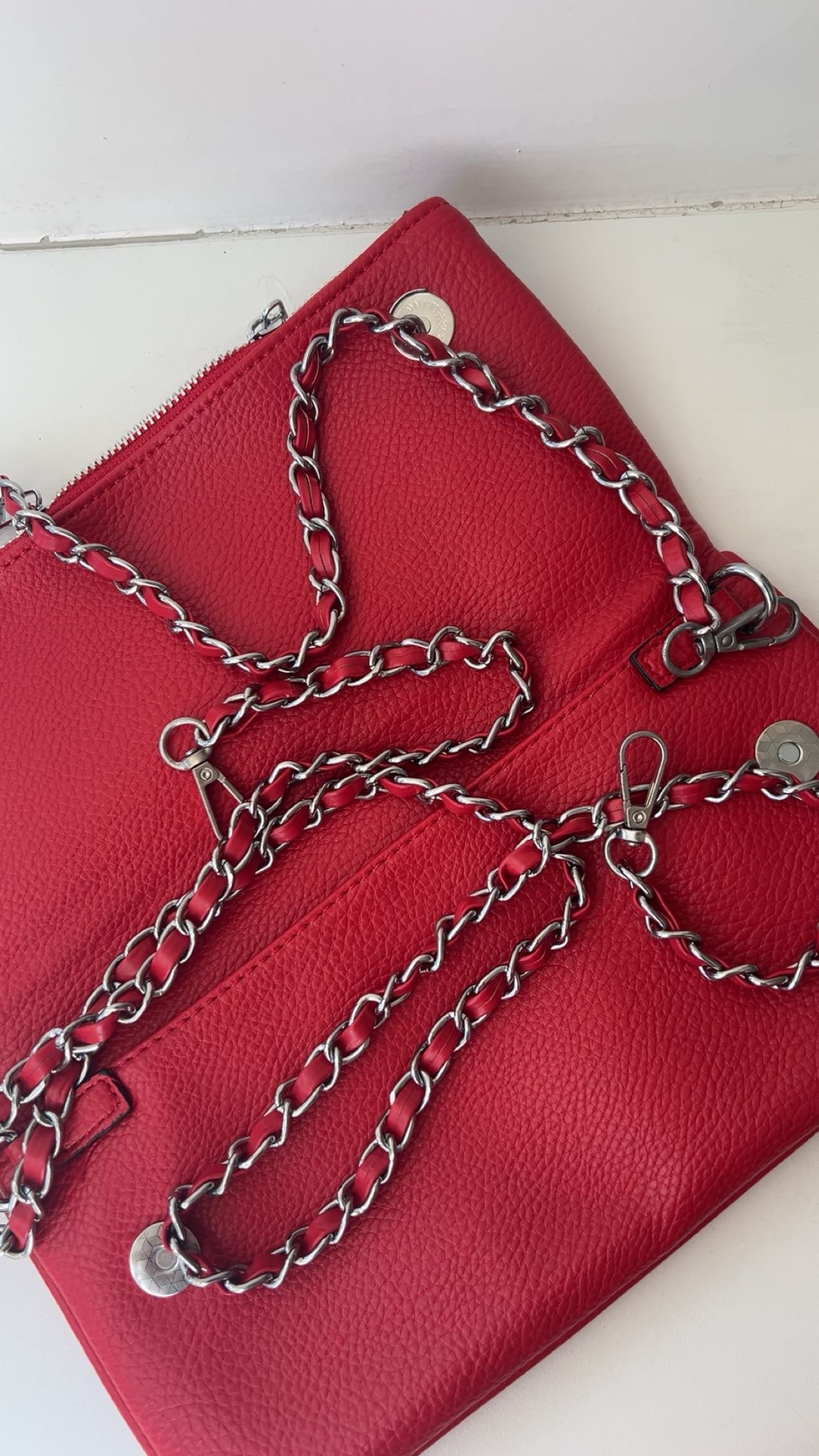 “Wing bag” cherry red