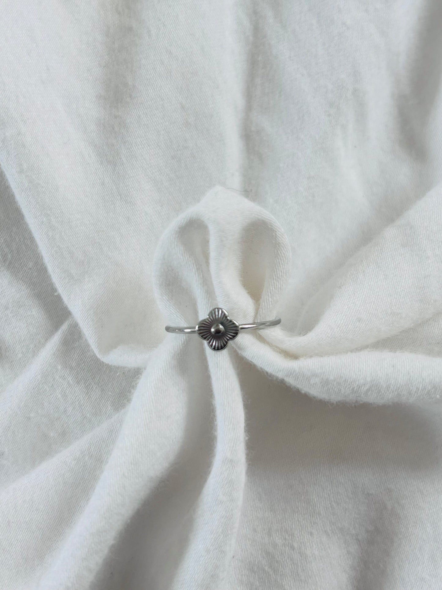'Mini clover' ring