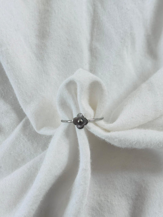 'Mini clover' ring